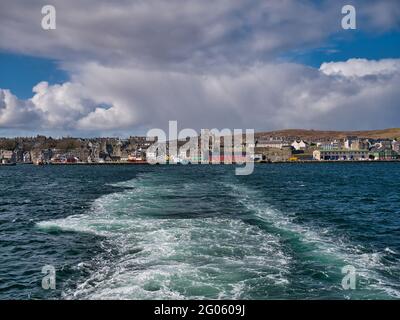 Über den Bressay Sound, Blick auf Lerwick, die Hauptstadt und der Hafen der Shetland-Inseln, Schottland, Großbritannien - aufgenommen an einem sonnigen Tag. Stockfoto