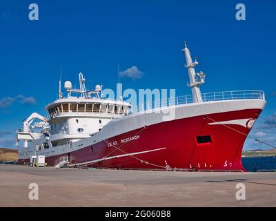 Im Hafen von Lerwick, The Research (LK 62), einem 2018 erbauten Mittelwasserkrawler - einer der pelagischen Shetland-Fischereiflotte und mit Heimathafen von Stockfoto