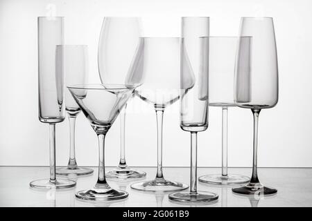 Transparente Gläser Hintergrund. Alkoholische Getränke leere Gläser für Wein, Champagner oder Cocktails, viel eingestellt. Stockfoto