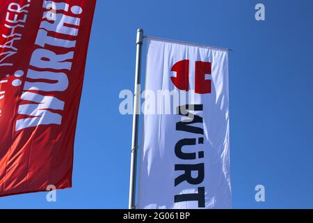 Fahnen der Würth-Gesellschaft vor blauem Himmel Stockfoto