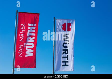 Fahnen der Würth-Gesellschaft vor blauem Himmel Stockfoto