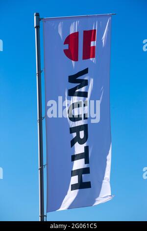 Flagge der Würth-Gesellschaft vor blauem Himmel Stockfoto