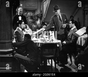 TYRONE MACHT ALICE CAYE und DON AMECHE mit Regisseur HENRY KING am Set offen während der Dreharbeiten zur ALEXANDER'S RAGTIME BAND 1938 Regisseur HENRY KING Songs Irving Berlin kostümiert Gwen Wakeling 20th Century Fox Stockfoto