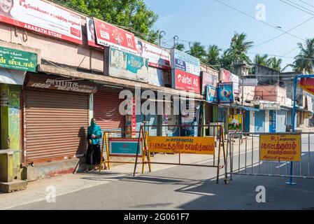 PONDICHERRY, INDIEN - 2021. Juni: Barriere zwischen Pondicherry und Tamil Nadu während der Sperre, die zur Reduzierung der Ausbreitung des Corona-Virus verhängt wurde Stockfoto