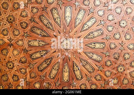 Decke in den Nasriden Palästen Palacios Naziaries in der Alhambra in Granada, Spanien Stockfoto