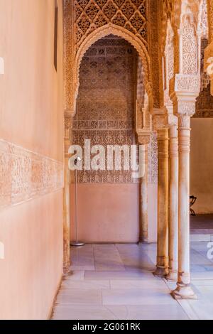 Torbogen in den Nasriden Palästen Palacios Naziare in der Alhambra in Granada, Spanien Stockfoto