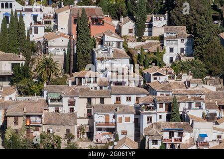 Häuser des Albaycin-Viertels in Granada, Spanien Stockfoto