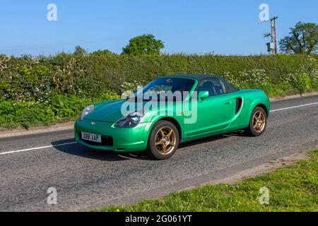 2000 grüner Toyota MR2 Roadster VVti Cabriolet Roadster; Fahrt auf Landstraßen auf dem Weg zur Capesthorne Hall, Oldtimer-Ausstellung in Cheshire, Großbritannien Stockfoto