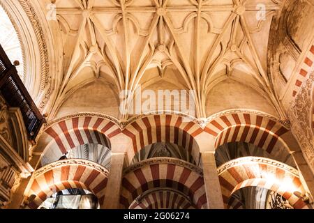 CORDOBA, SPANIEN - 4. NOVEMBER 2017: Innenraum der Moschee Kathedrale Mezquita-Kathedrale von Cordoba, Spanien Stockfoto