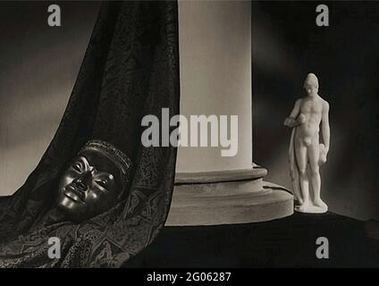 Lionel Wendt Vintage-Kunstfoto mit dem Titel Stillleben mit Maske und Statue. Stockfoto