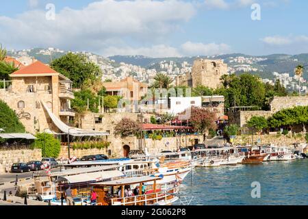 Boote am Hafen von Byblos mit der Zitadelle von Byblos im Hintergrund, Jbeil, Libanon Stockfoto