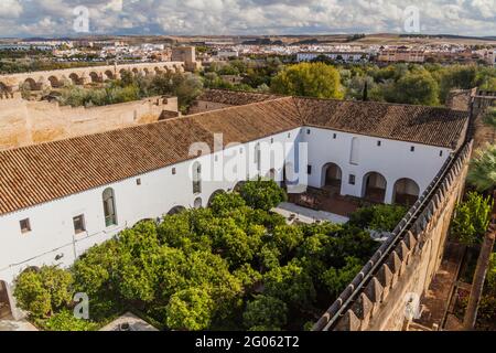 Einer der Innenhöfe von Alcazar de los Reyes Cristianos in Cordoba, Spanien Stockfoto