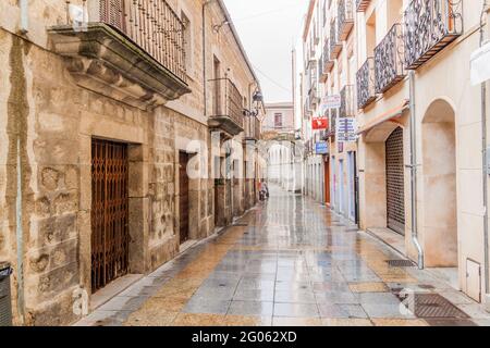 AVILA, SPANIEN - 19. OKTOBER 2017: Schmale Gasse im Zentrum von Avila, Spanien Stockfoto