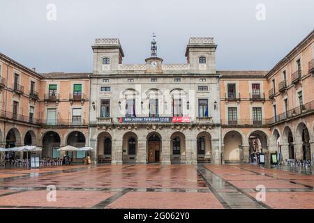 AVILA, SPANIEN - 19. OKTOBER 2017: Rathaus an der Plaza Mercado Chico Plaza Mayor in Avila. Stockfoto