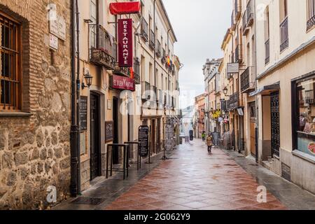 AVILA, SPANIEN - 19. OKTOBER 2017: Schmale Gasse im historischen Zentrum von Avila. Stockfoto