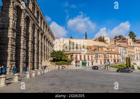 SEGOVIA, SPANIEN - 20. OKTOBER 2017: Ansicht des römischen Aquädukts und der Befestigungsmauern in Segovia, Spanien Stockfoto