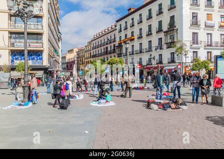 MADRID, SPANIEN - 21. OKTOBER 2017: Verschiedene Straßenverkäufer im Zentrum von Madrid Stockfoto