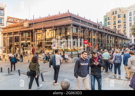 MADRID, SPANIEN - 21. OKTOBER 2017: Blick auf den Mercado de San Miguel Markt in Madrid. Stockfoto