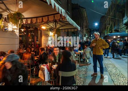 Die Leute haben Spaß in den Abendbars im Navigli District, Mailand, Lombardei, Italien, Europa Stockfoto