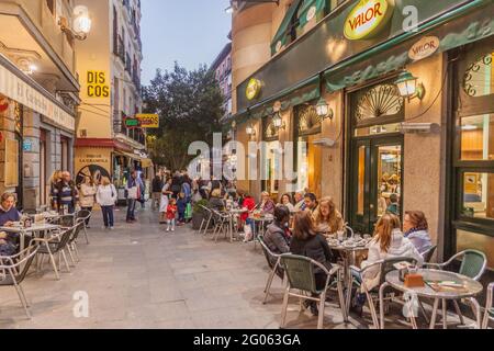 MADRID, SPANIEN - 21. OKTOBER 2017: Straßencafés im Zentrum von Madrid. Stockfoto