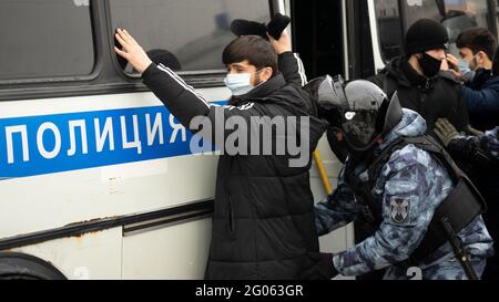 Moskau, Russland - 31. Januar 2021, junger Mann in der Nähe des Polizeibusses während der Protestkundgebungen für die Freie Aleksey Nawalny auf dem Sucharewskaya-Platz festgenommen. Stockfoto