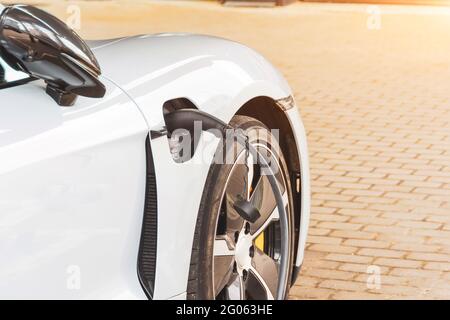 Laden eines Elektroautos mit Hybrid-Motor Benzin und Strom. Tanken für Autos e-Mobility. Nahaufnahme Stockfoto