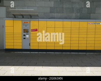 Köln, Deutschland. Mai 2021. Eine Packstation, ein Paketautomat von DHL, der Paket- und Express-Service-Tochter der Deutschen Post AG. Quelle: Horst Galuschka/dpa/Alamy Live News Stockfoto