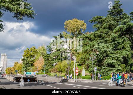 MADRID, SPANIEN - 22. OKTOBER 2017: Tunnel in der Bailen Straße vor dem Königspalast in Madrid, Spanien Stockfoto