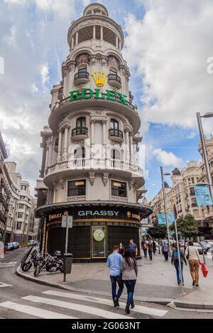 MADRID, SPANIEN - 22. OKTOBER 2017: Grasbewachsenes Gebäude im Zentrum von Madrid. Stockfoto