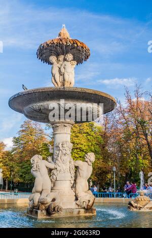 MADRID, SPANIEN - 22. OKTOBER 2017: Fuente de la Alcachofa Brunnen der Artischocke im Retiro Park in Madrid. Stockfoto