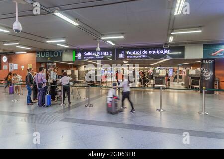 MADRID, SPANIEN - 22. OKTOBER 2017: Sicherheitskontrollen am Bahnhof Atocha in Madrid, Spanien Stockfoto