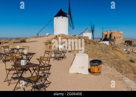 CONSUEGRA, SPANIEN - 24. OKTOBER 2017: Café in einer Windmühle über dem Dorf Consuegra, Spanien Stockfoto