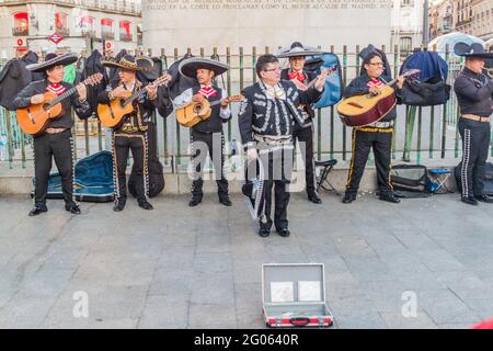 MADRID, SPANIEN - 24. OKTOBER 2017: Mariachi-Gruppe auf dem Platz Puerta del Sol in Madrid. Stockfoto