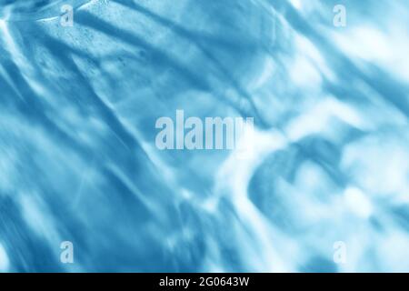 Overlay-Effekt mit Wassertextur für Fotos und Mockups. Organischer, diagonaler Schatten und leichte ätzende Wirkung auf eine blaue Wand Stockfoto