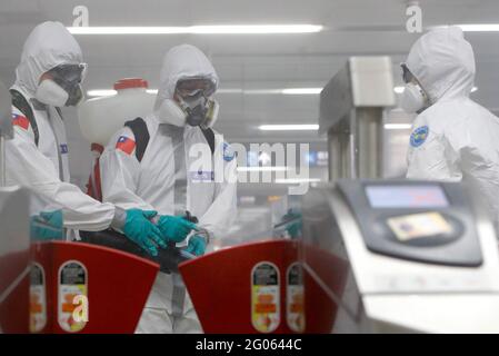 Taipei, Taipei, Taiwan. Juni 2021. Chemische Truppen desinfizieren die öffentlichen Bereiche und den Verkehr in Taipei, da in Taiwan mehr Covid-19-Fälle und Todesfälle im Zusammenhang mit dem Coronavirus zu verzeichnen waren. Das taiwanesische CECC meldete am Montag neue 327 inländische COVID-19-Fälle und 13 Todesfälle, womit sich die Gesamtzahl auf 8,842 beläuft, von denen mehr als 7,500 inländische Fälle sind. Quelle: Daniel Ceng Shou-Yi/ZUMA Wire/Alamy Live News Stockfoto