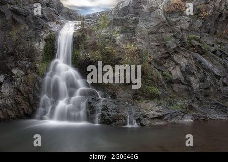 Wasserfälle des Flusses Oxena im Gebiet von Militello Val di Cania, Sizilien, Italien, Europa Stockfoto