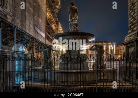 Amenano Brunnen namens acqua linzolu befindet sich auf der Südseite der Piazza del Duomo und vor dem Palazzo degli Elefanti Palast, Catania, S Stockfoto