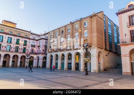 HUESCA, SPANIEN - 29. OKTOBER 2017: Blick auf den Platz Plaza Luis Lopez Allue in Huesca, Spanien. Stockfoto