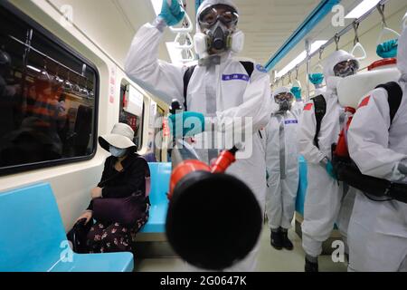 Taipei, Taipei, Taiwan. Juni 2021. Chemische Truppen desinfizieren die öffentlichen Bereiche und den Verkehr in Taipei, da in Taiwan mehr Covid-19-Fälle und Todesfälle im Zusammenhang mit dem Coronavirus zu verzeichnen waren. Das taiwanesische CECC meldete am Montag neue 327 inländische COVID-19-Fälle und 13 Todesfälle, womit sich die Gesamtzahl auf 8,842 beläuft, von denen mehr als 7,500 inländische Fälle sind. Quelle: Daniel Ceng Shou-Yi/ZUMA Wire/Alamy Live News Stockfoto