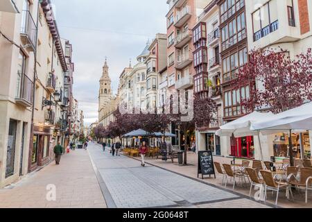 LOGRONO, SPANIEN - 30. OKTOBER 2017: Fußgängerzone Calle Portales im Zentrum von Logrono. Stockfoto