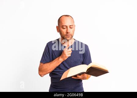 Reifer Mann liest ein kompliziertes Studienbuch, um sich darauf vorzubereiten Ein Job Stockfoto