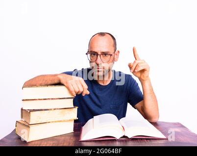 Der Mensch liest ein Buch konzentriert und Ausdruck auf seinem Gesicht, isoliert auf weißem Hintergrund. Stockfoto