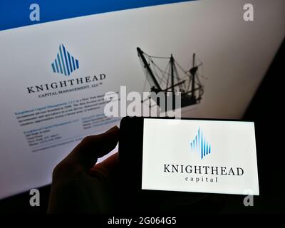 Person mit Smartphone und Logo des US-Investmentberaters Knighthead Capital Management auf dem Bildschirm mit der Unternehmens-Website. Konzentrieren Sie sich auf die Telefonanzeige. Stockfoto