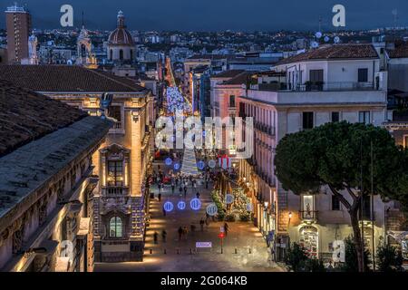 Nachtaufnahme der Piazza Duomo, Sitz des Universitätsrektorats, gelegen an der Via Etnea in der Nähe der Piazza Duomo, Sizilien, Altstadt, Catania, Sizilien, Catania, ich Stockfoto