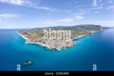 Capo Vaticano ist eine ausgedehnte, am Meer gelegene und flache Stadt im Weiler San Nicolò, in der Gemeinde Ricadi, zwischen Pizzo Cal Stockfoto