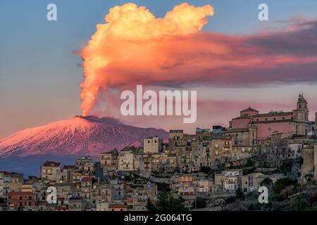 Stadtbild von Centuripe und im Hintergrund der ausbrechende Vulkan Ätna, Sizilien, Italien, Europa Stockfoto