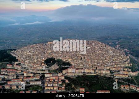 Luftaufnahme des Dorfes Gangi südöstlich von Palermo , Sizilien, Italien Europa Stockfoto