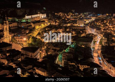 Luftaufnahme von Modica, der Stadt der Schokolade, die im Val di Noto steigt, Sizilien, UNESCO, Weltkulturerbe, Italien, Europa Stockfoto