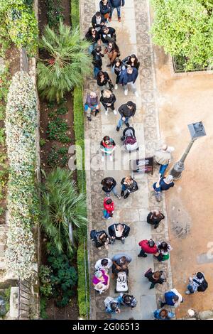 CORDOBA, SPANIEN - 5. NOVEMBER 2017: Touristen warten vor dem Alcazar de los Reyes Cristianos in Cordoba, Spanien Stockfoto