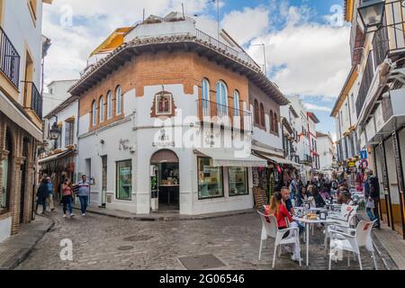 CORDOBA, SPANIEN - 5. NOVEMBER 2017: Enge Straßen im Zentrum von Cordoba, Spanien Stockfoto